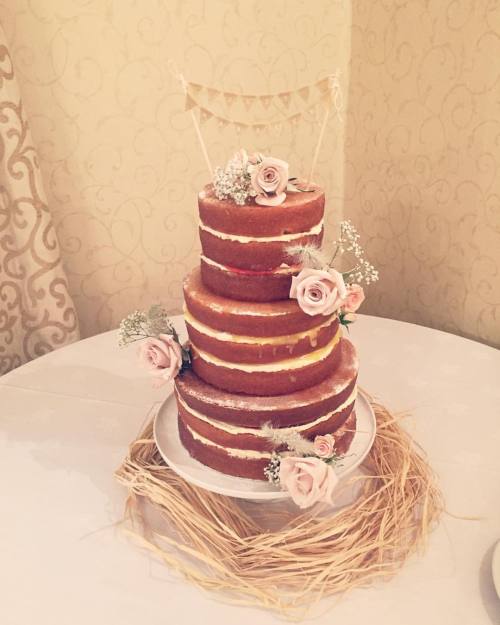 Naked wedding cake at @missabbsy wedding #laurenandlewsayido #nakedweddingcake #nakedcake #delicious