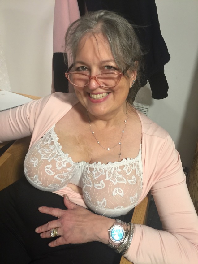 omgblueblueblue:What a hot busty grannyLove her showing off her wedding ring