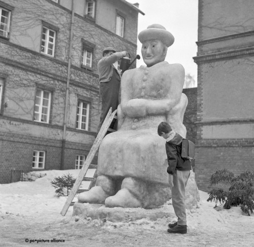 Winter Vintage Berlin: Ein Eiskünstler namens Rüppel fertigte diese Skulptur im Jahr 1963. Sie stand im Garten eines Berliner Altersheims.