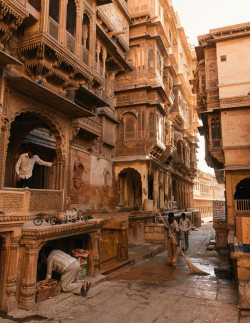 indophilia:  thedailyexplorer:  Street scene, Jaisalmer, India.  One of the most magical places I’ve been too 