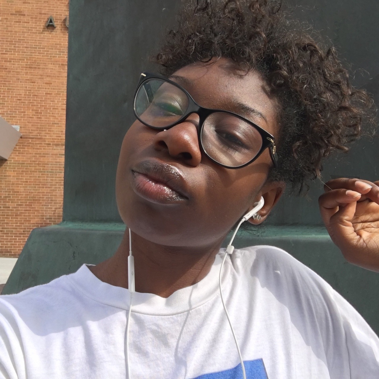 haitibabyyyyy:  thineprettythoughts:  BLACKOUT feat. me and the nose ring I cried