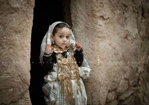 Libyan girl in traditional dress( we call it Farashiya) فتاة ترتدي الزي التقليدي الليبي ( تسمي الفرا