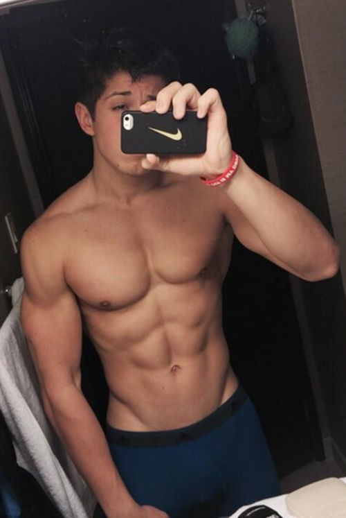 bradinmpls:  Shirtless selfies. Don’t mind them at all!looking for a FWB, daddy,
