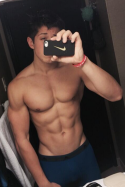 bradinmpls:  Shirtless selfies. Don’t mind