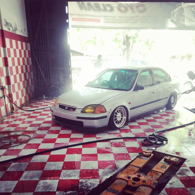 wheelsdropdone:  washwash :3 … #civic #stancelovers #stance  #lowered_project #car