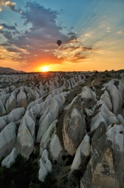 lensblr-network:  Sunrise on Goreme, Turkey