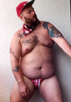 beardedsaint:  Tummy Tuesday: Dad bought a speedo