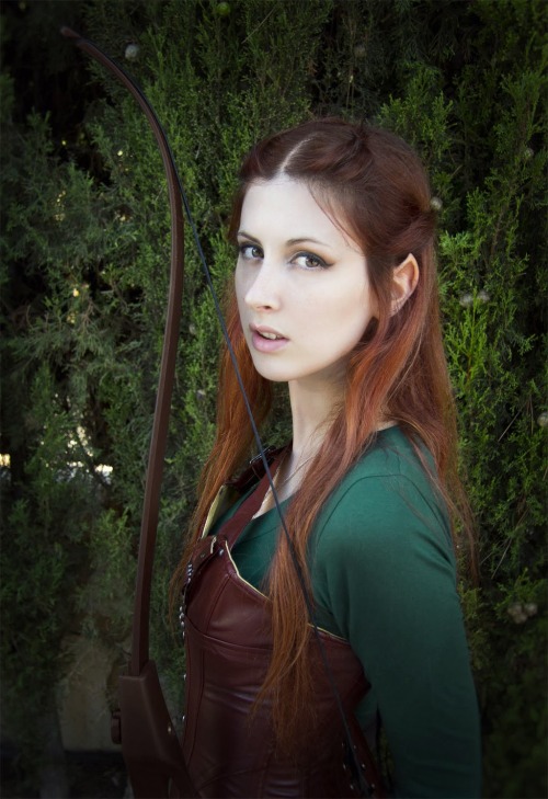 brain-de-geek:  Tauriel from The Hobbit: The Desolation Of Smaug by EstelaVampyra http://braindegeek.com/2014/01/02/tauriel-from-the-hobbit-the-desolation-of-smaug-by-estelavampyra/ 