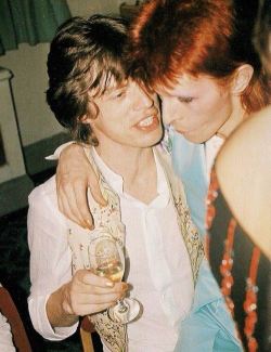 soundsof71:  fuckyeahsexyoldrockers:Mick Jagger (The Rolling Stones) and David BowieI’m not just imagining this, right? They’re wearing the same nail polish.