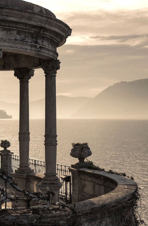 ghostlywatcher:Lago di Como. Italy