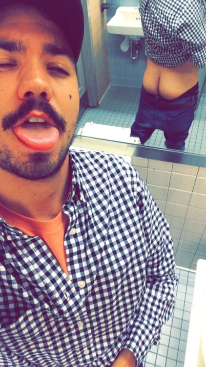 psndyouth:Drunk bathroom selfies heyoo
