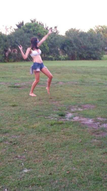 dysfunctional-amateurs:  Lydia makes golfing look like an entirely different game 