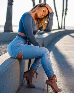 scurvelifestyle:  #ootd-curvishly seated @tamradae #jeans #fashion @fashionnova  @topgunshots