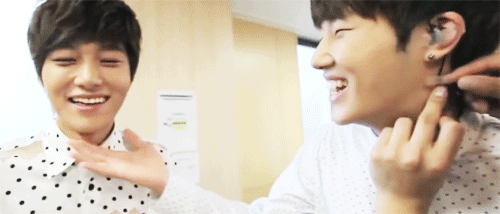 d-ongwoo:  sunggyu stroking kawaii myung (✿⌒ ∇ ⌒✿)  