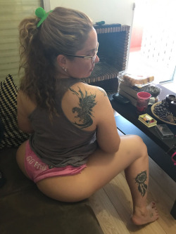 bootyluv:  uss-v:  Hot look with the glasses
