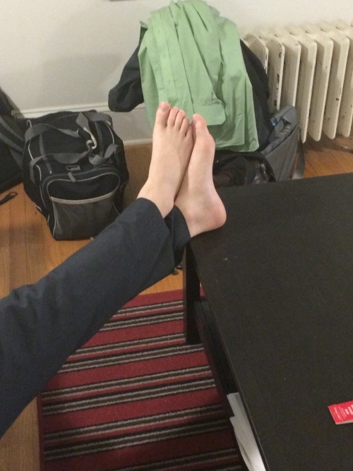 cuteguyfeet: My 6'7" straight friend is visiting from out of town. Which means I have 3 days of pretending I’m not staring at his beautiful feet.   So if I have to suffer, then at least I can get you all to suffer along with me. 