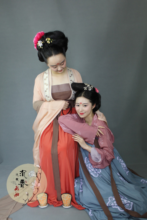 Traditional Chinese clothes, hanfu by 沉香画舫.  See previous post of 沉香画舫 HERE.  Their style tends to b