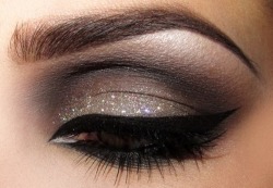 tiaraless:  Want celeb-worth smokey eye makeup? 