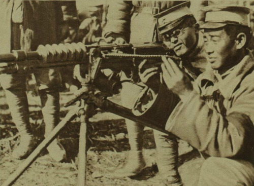 Soldiers of Zhang Zuolin&rsquo;s Anguojun warlord alliance pose for the camera with their Maxim 