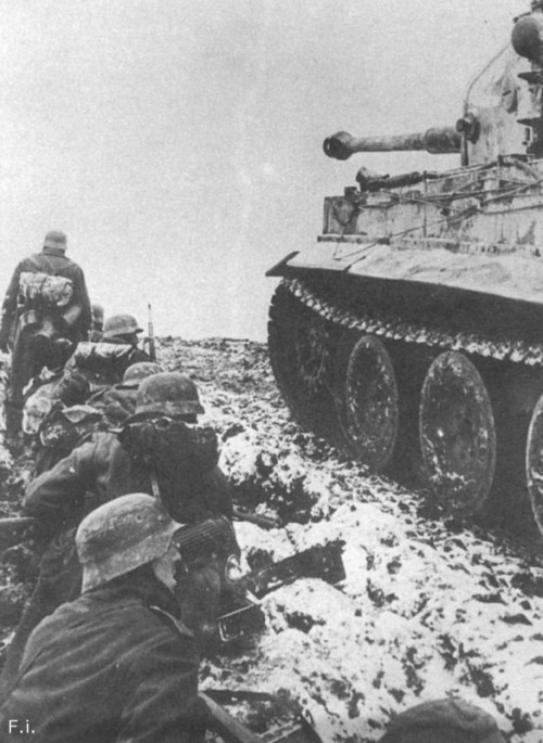 derpanzergraf: Panzergrenadiers  under the cover of the tank Pz.Kpfw. VI “Tiger” fr