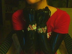 theglover:   As requested! Sorry for the horrible quality &gt;_&lt; But behold my new Dragon wrist restraints! Not linked together, since I’m doing work right now. 