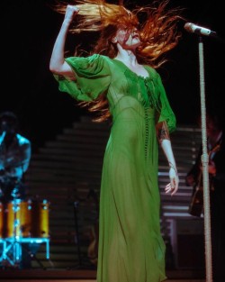 imanwithoutbowie-deactivated202:Florence Welch + Moviment