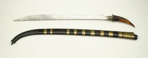 art-of-swords:Sumatran SwordDated: early 19th centuryMeasurements: 76.8 cm overall length in sc