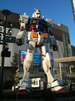 thesnowturnsintoarainbow:  俺はガンダム !