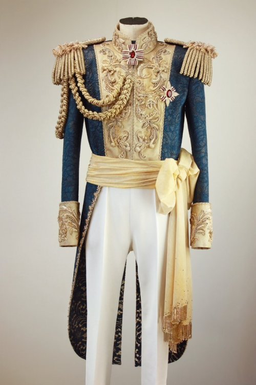 frederica1995:Oscar and Andre ‘s uniforms from Rose of Versailles