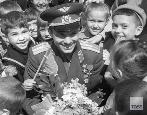 sovietpostcards:  Welcoming ceremony for Yuri Gagarin in Moscow, 1961.© Mastyukov Valentin/TASS