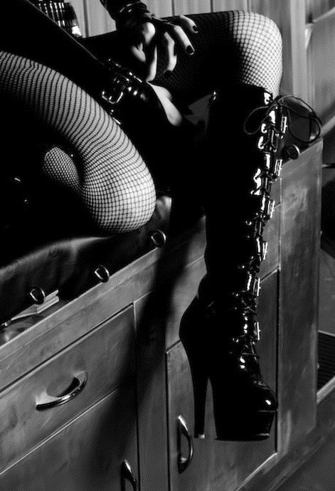 swearing-mudcrabs-are-after-me:  Someone get me those shoes? :3 