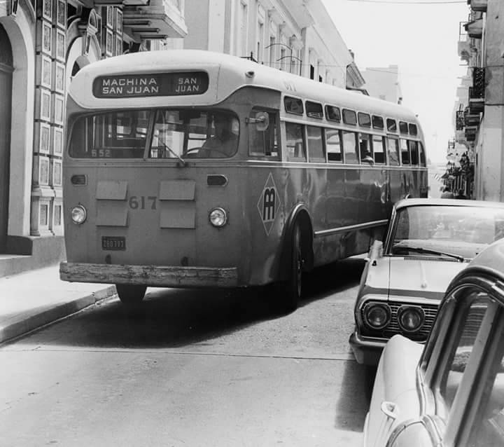 krinxany:Autobus de la AMA transitando por la calle Fortaleza. San Juan, Puerto Rico.