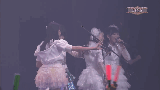 utenasatou:I was casually watching RH2013 and then I noticed their hands… 