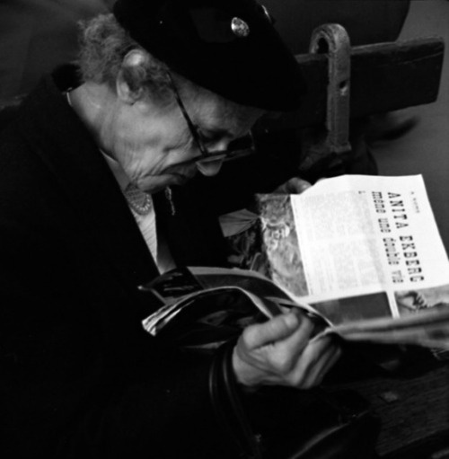 XXX Vivian Maier - Femme lisant l’article “Anita photo