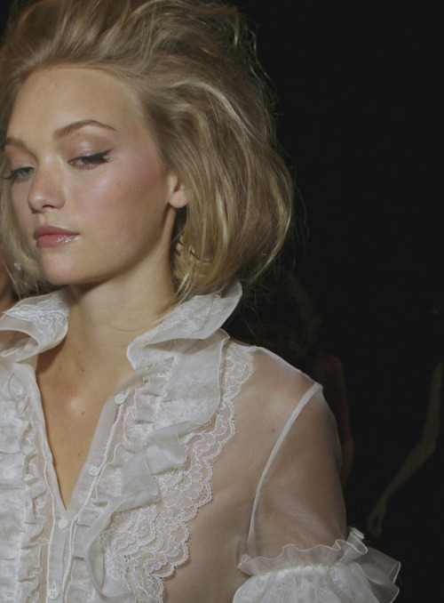 nymphmaniac:l-acus:gemma ward at backstage oscar de la renta ss 2007.me, looking down on you