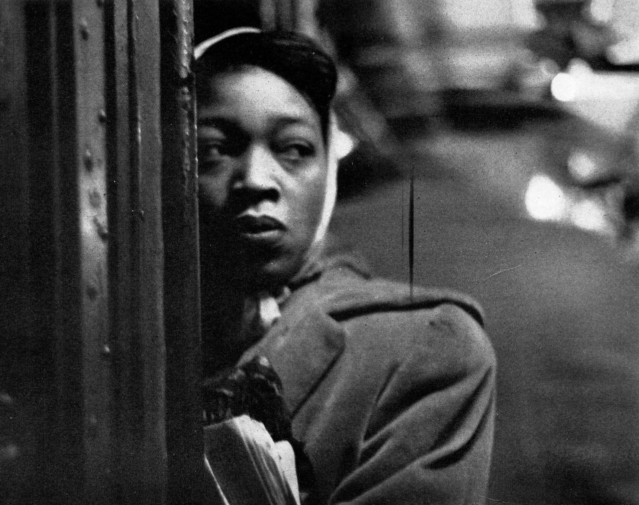 emigrejukebox:  Photo by Roy DeCarava, 1953