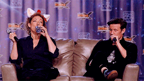 onthebroadway:Alex Kingston & Matt Smith at FanX 2016Q: The sonic sunglasses or the sonic screwd
