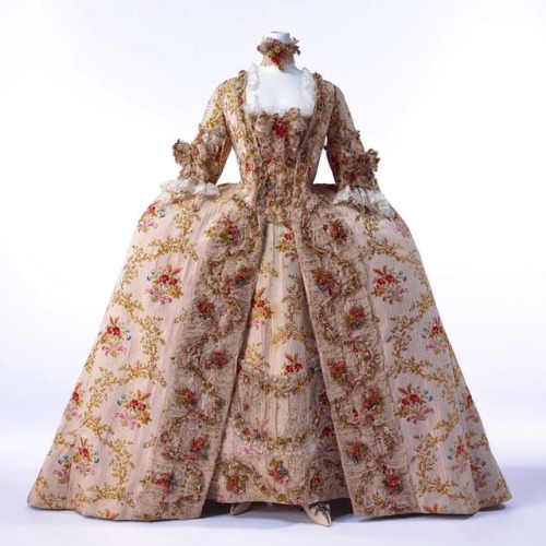 defunctfashion: Robe à la Française | c. 1770 • • • Flounce, fly fringe