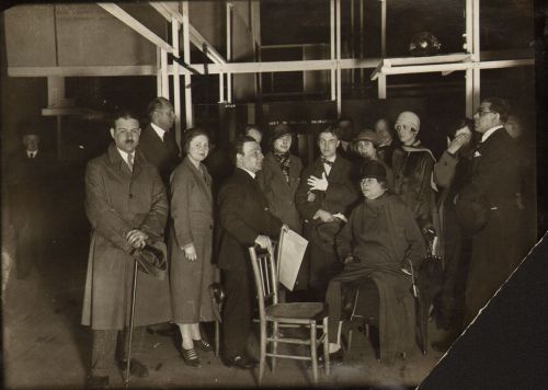 grupaok:A crowd of visitors to Frederick Kiesler’s Raumstadt display, 1925