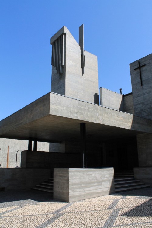 germanpostwarmodern:Igreja de Nossa Senhora da Boavista (1975-79) in Porto, Portugal, by Agostinho R