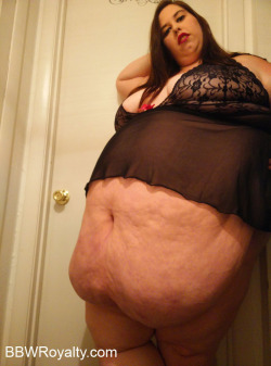 ssbbwlovefatgirl:  7yo1lo3:  Vain poppin out the side of her belly so hot!   Sa me vend du rêve