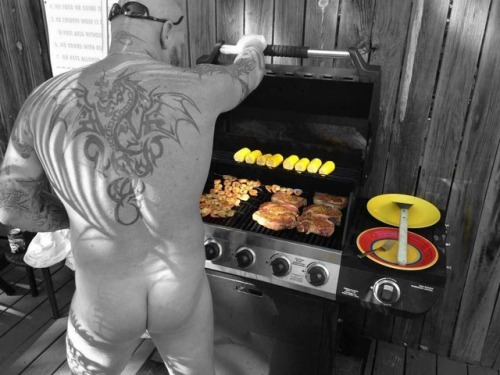 newvixenlifestyle: Mmmmmm….sexy and cooking #mcm@funflstag @tattoobarbie gotta love a sexy man and h