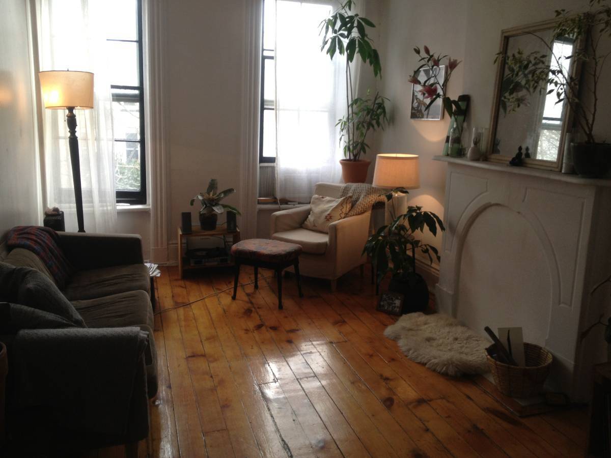 angellcrush:  househunting:  $700/mo half week apartment share. only can live here