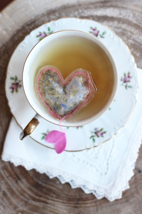crookedlycasualwitch: delta-breezes: DIY Heart Shaped Tea Bags | Honestly YUM SO CUTE