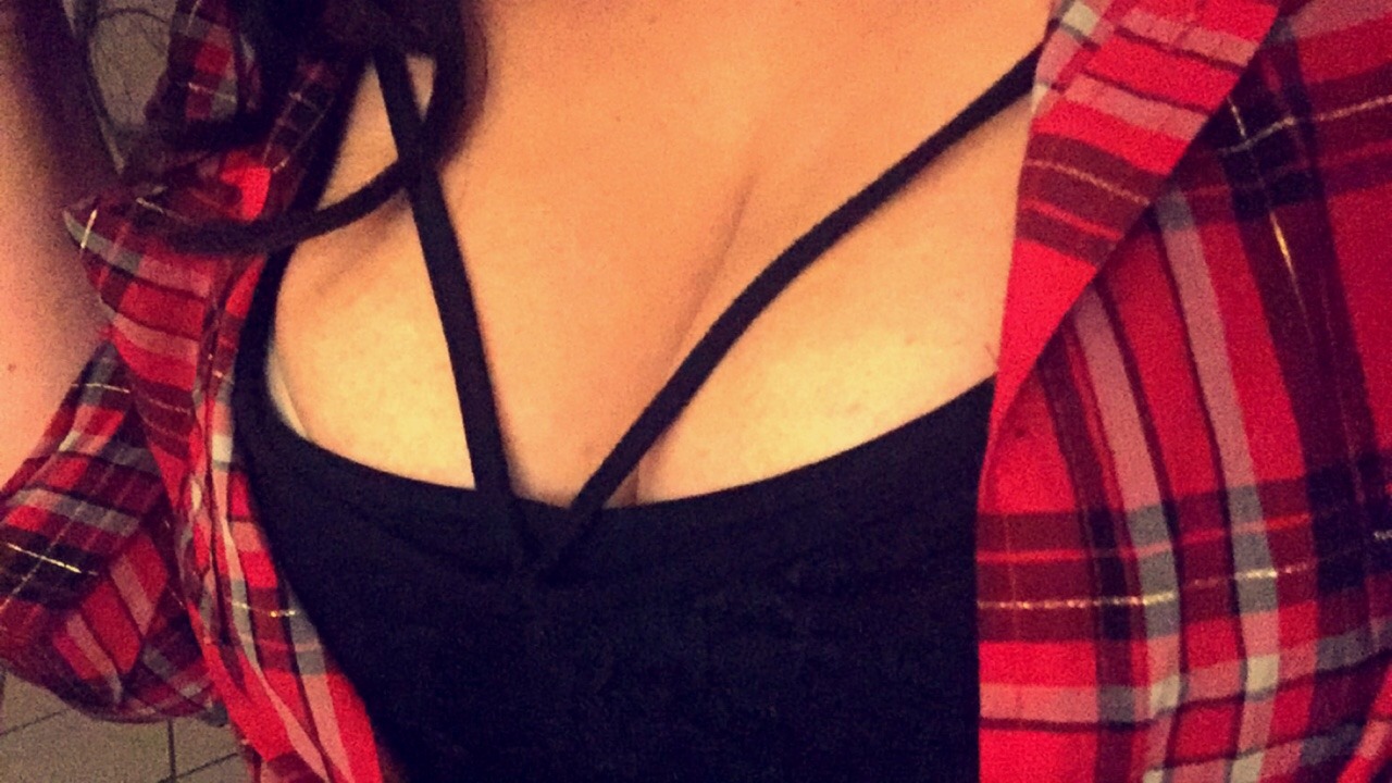 youbrokemedown:  Obsessed with this top ❤️🌺🌸☺️ 