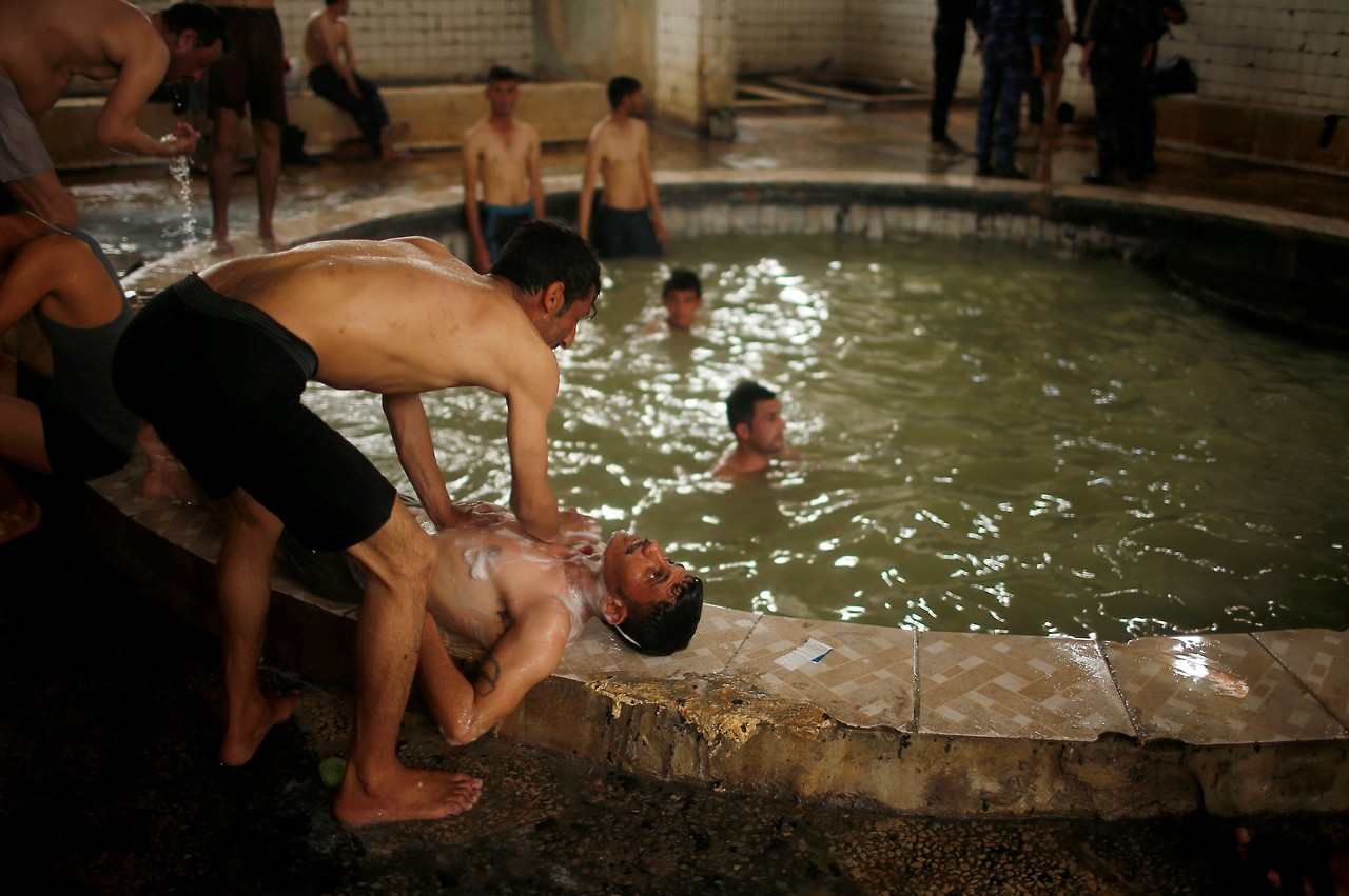 Irak reabre sus baños de barro, un spa en medio del caos de guerra Mosul. Una cubierta iraquí a su hijo con arena de un estanque de azufre en la ciudad de Hammam al-Alil al sur de Mosul, Irak 3 de abril de 2017. Algunos iraquíes se hacen un masaje en...