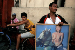 olordelaguayaba:  Alex Webb CUBA. Havana. 2002. Painting vendor.   