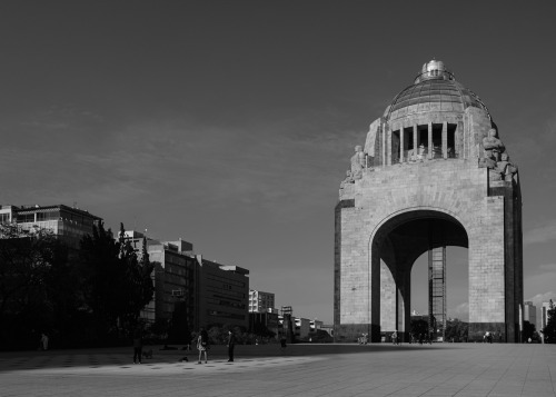 Hoy anduve por el Centro, comenzando desde el Monumento a la Revolución. Caminar por las ma&n