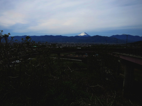 happy-geology:南アルプス市より　富士山 Whenever I see the Japan’s highest Mt. Fuji volcano, or Fuji-san, I fee