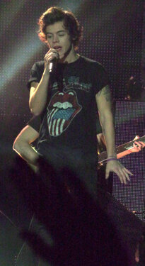hrryedwards:  HARRY ON TMH TOUR ???!??!? 